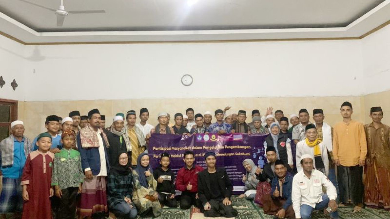 Mahasiswa dan dosen Fisipkom Unida dalam kegiatan pengabdian masyarakat di Desa Kabandungan, Kabupaten Sukabumi, Jawa Barat. (FOTO ANTARA/HO-Unida)