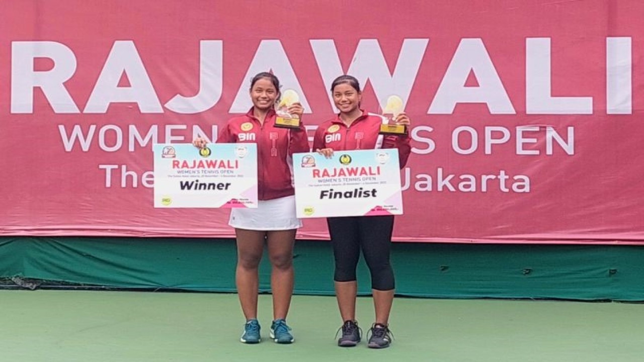 Fitriana Sabrina (kanan) menjadi juara nomor tunggal Rajawali Women's Tennis Open 2022 usai mengalahkan Fitriani Sabatini dengan skor 6-4, 6-3 di Lapangan Tenis Hotel Sultan, Jakarta, Minggu (4/12/2022). (ANTARA/Muhammad Ramdan)
