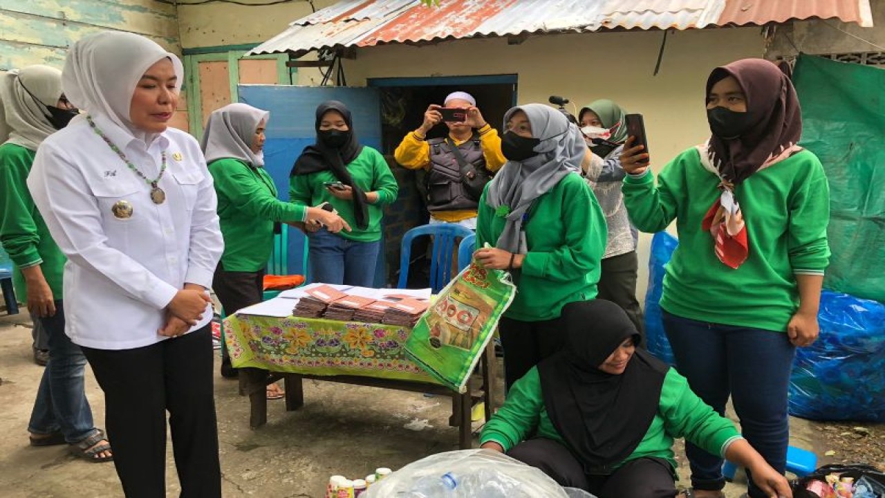 Wakil Wali Kota (Wawako) Palembang Fitrianti Agustinda saat meninjau salah satu bank sampah di Palembang, Jumat (23/12/2022) (ANTARA/Ahmad Rafli Baiduri)