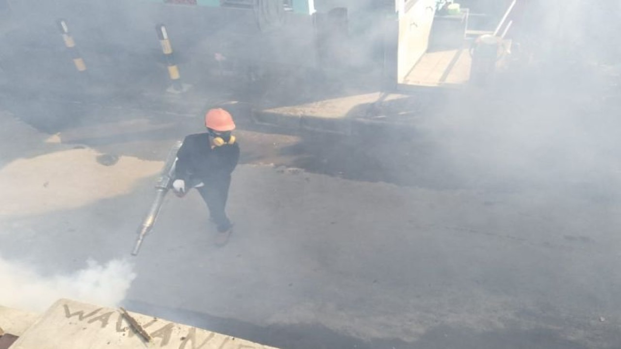 Ilustrasi: kegiatan pengsapan atau "fogging" di Kota Mataram, Provinsi Nusa Tenggara Barat. (Foto: ANTARA/Nirkomala)