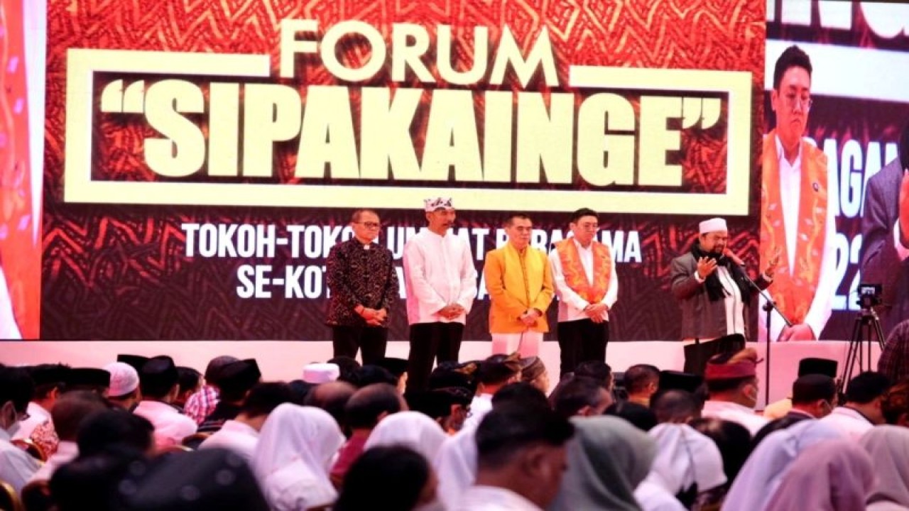 Suasana sejumlah perwakilan tokoh agama se Kota Makassar saat menghadiri Forum Sipakaige (saling mengingatkan) di hotel Four Poin by Sheraton Makassar, Sulawesi Selatan. ANTARA/HO/Dokumentasi Humas Pemkot Makassar.