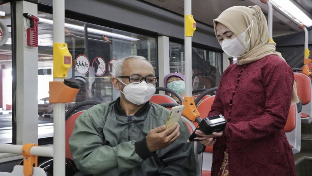 Foto Arsip - Pelayanan di Bus Suroboyo (ANTARA/HO-Diskominfo Surabaya)