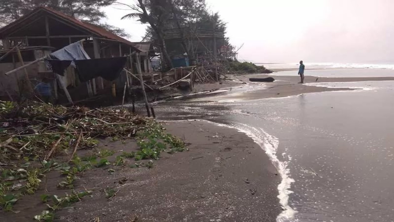 FOTO ARSIP - Sebuah bangunan warung rusak akibat kejadian rob di pantai selatan Cilacap pada 14 Mei 2022. FOTO ANTARA/HO-BPBD Cilacap