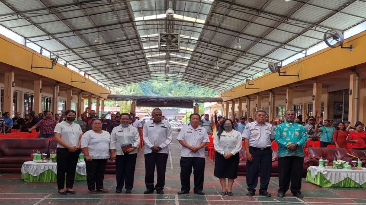 Foto bersama setelah pembukaan program padat karya tahap IV 2022 di PTC Entrop, Kota Jayapura, Rabu (14/12) (ANTARA/Ardiles Leloltery)
