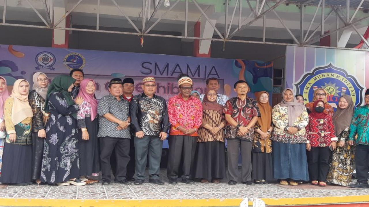 Foto dengan pengangkatan IKA SMANJA di SMA Muhammadiyah Jayapura, Kamis (8/12/2022) (ANTARA/Ardiles Leloltery)