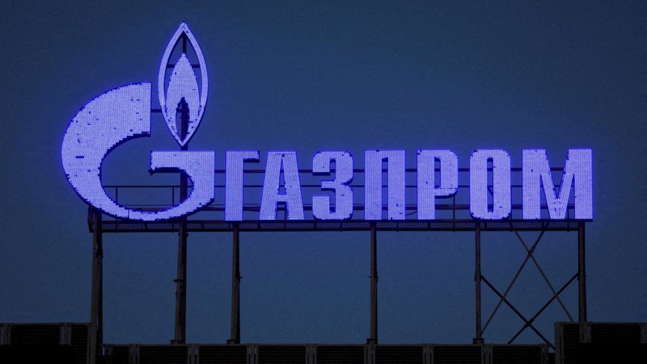 Foto Dokumen: Logo Gazprom terlihat di fasad pusat bisnis di Saint Petersburg, Rusia, 31 Maret 2022. ANTARA/REUTERS/Fotografer Reuters