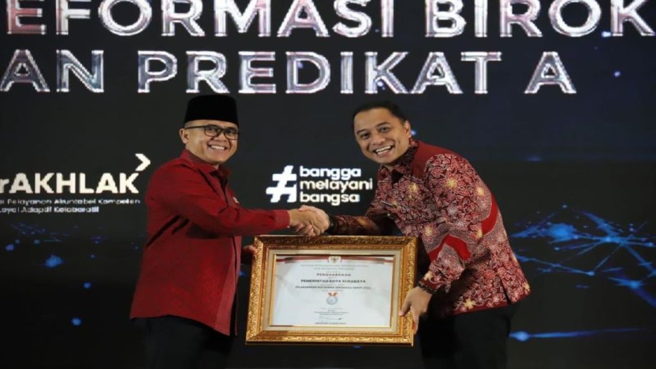 Menpan RB Abdullah Azwar Anas menyerahkan penghargaan peringkat A Indeks Reformasi Birokrasi kepada Wali Kota Eri Cahyadi pada acara Penganugerahan Pelayanan Publik dan Reformasi Birokrasi 2022 yang di Jakarta pada Selasa ini. (ANTARA/HO-Diskominfo Surabaya)