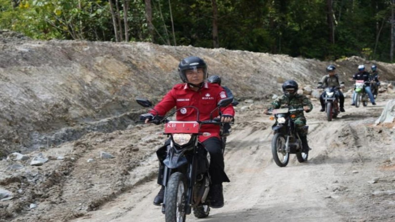 Bupati Kapuas Hulu Fransiskus Diaan didampingi Forkopimda dan sejumlah pejabat terkait meninjau pembangunan ruas jalan Simpang Sayut-Desa Tapang Da'an menggunakan sepeda motor yang berada di pedalaman Kecamatan Kalis, wilayah Kapuas Hulu Kalimantan Barat, Jumat (9/12/2022). ANTARA/HO-Prokopim Setda Kapuas Hulu.