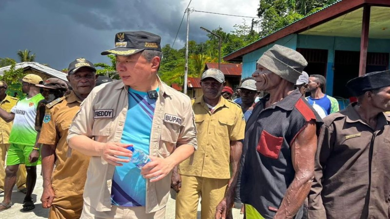 Bupati Kaimana, Provinsi Papua Barat, Freddy Thie bersama aparat kampung dan warga Distrik Teluk Etna saat kegiatan Safari Natal, Selasa (13/12/2022). (FOTO ANTARA/HO-Tim Media Bupati Kaimana)