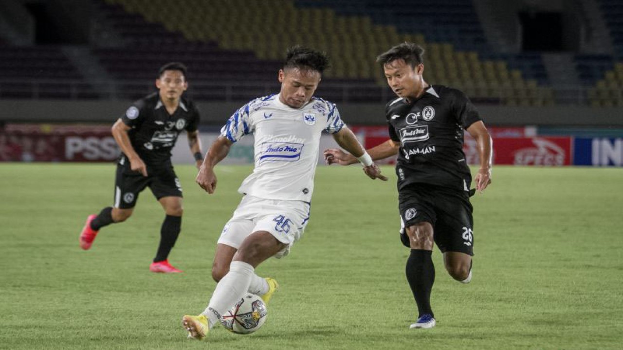 Pesepak bola PSIS Semarang Fredyan Wahyu Sugiyantoro (kiri) berebut bola dengan pesepak bola PSS Sleman Muhammad Rifky Suryawan (kanan) pada pertandingan BRI Liga 1 di Stadion Manahan, Solo, Jawa Tengah, Jumat (16/12/2022). PSIS Semarang menang atas PSS Sleman dengan skor 1-0. ANTARA FOTO/Mohammad Ayudha/foc. (ANTARA FOTO/MOHAMMAD AYUDHA)