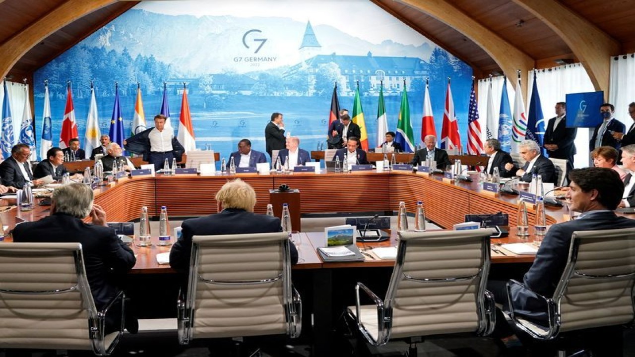 Para pemimpin negara-negara Kelompok Tujuh (G7) berkumpul untuk makan siang di hotel Schloss Elmau di Elmau, Jerman, 27 Juni 2022. ANTARA/Susan Walsh/Pool via REUTERS