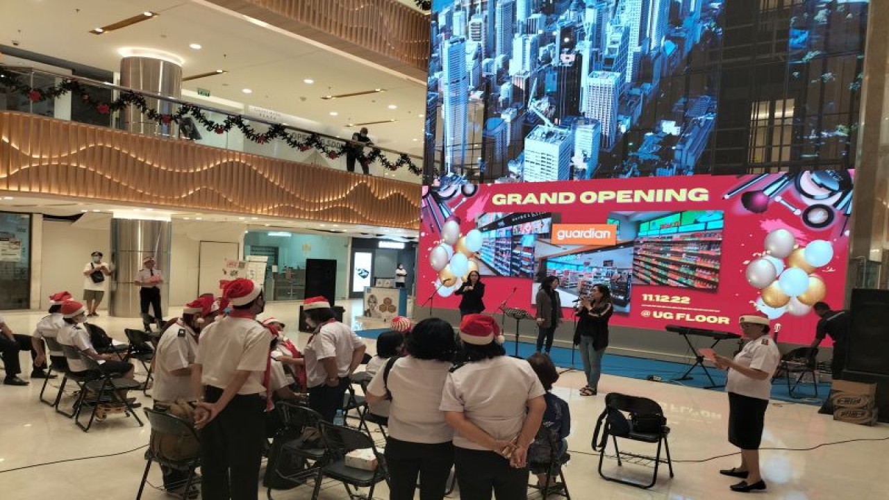 Kegiatan musik dalam rangka merayakan Natal yang digelar Salvation Army Indonesia di Gajah Mada Plaza, Jakarta Barat, Sabtu (10/12/2022). ANTARA / Walda