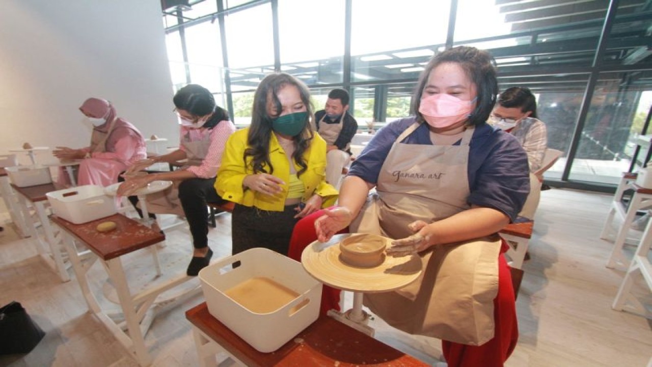 Sejumlah pengunjung saat membuat kerajinan tanah liat di kelas Ganara Art. (ANTARA/HO-Ganara Art)