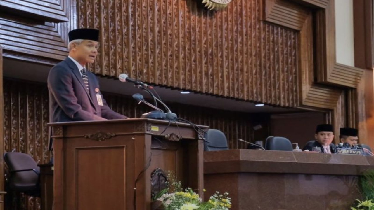 Gubernur Jawa Tengah Ganjar Pranowo saat menghadiri Rapat Paripurna DPRD Provinsi Jateng di Semarang, Jumat (30/12/2022). ANTARA/HO-Humas Pemprov Jateng