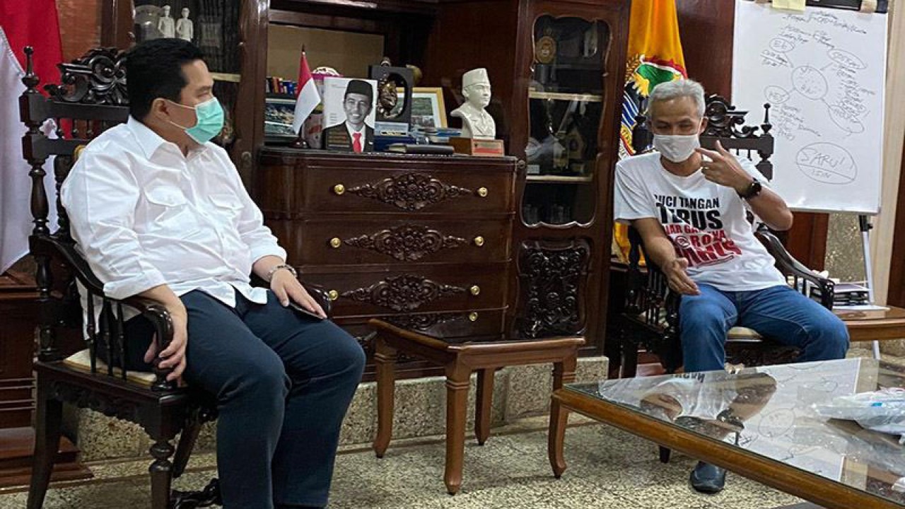 Menteri BUMN Erick Thohir mengunjungi Gubernur Jawa Tengah Ganjar Pranowo di rumah dinas Puri Gedeh Semarang, Sabtu (16/5/2020). ANTARA/HO-Kementerian BUMN/aa. (Handout Kementerian BUMN)