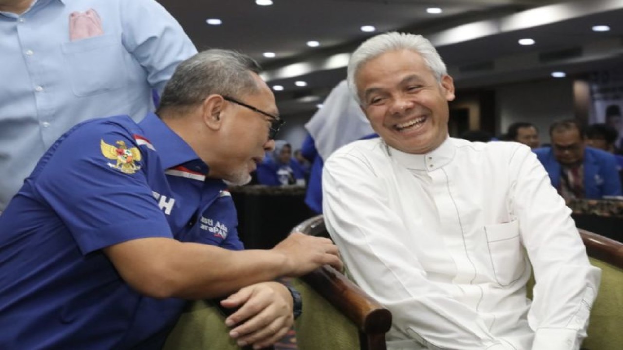 Ketua Umum PAN Zulkifli Hasan berbincang dengan Gubernur Jawa Tengah Ganjar Pranowo. (ANTARA/HO-Dok)