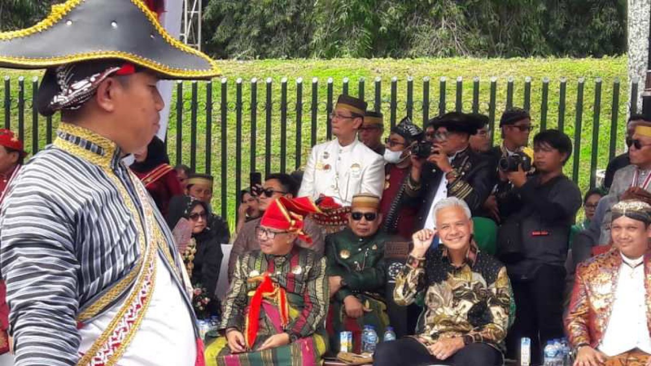 Gubernur Jateng Ganjar Pranowo menyaksikan kirab budaya di kawasan Borobudur (ANTARA/Heru Suyitno)