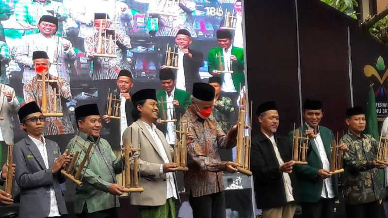 Gubernur Jawa Tengah Ganjar Pranowo bersama sejumlah kiai membunyikan angklung bersama-sama pada pembukaan Konferwil IPNU dan IPPNU Pimpinan Wilayah Ikatan Pelajar Nahdlatul Ulama dan Ikatan Pelajar Putri Nahdlatul Ulama Provinsi Jawa Tengah di Ponpes A.P.I. Syubbanul Waton Magelang. ANTARA/Heru Suyitno