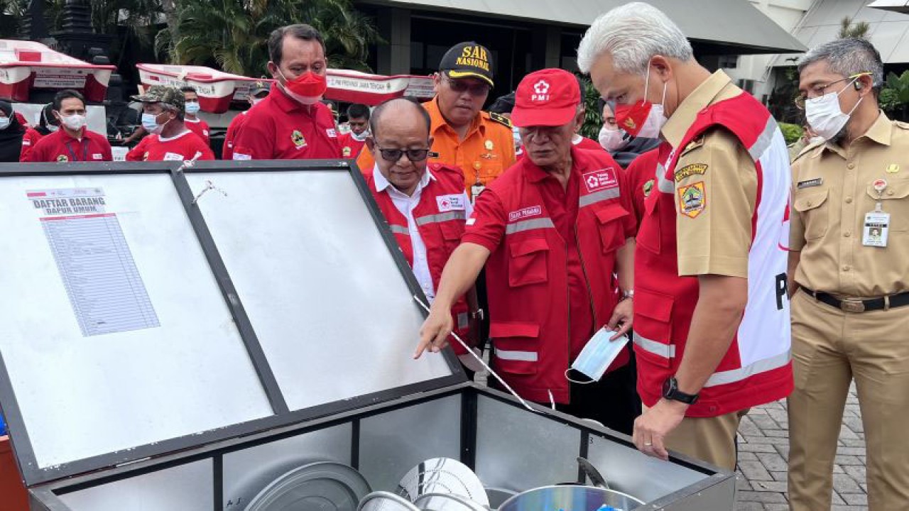 Gubernur Jawa Tengah Ganjar Pranowo mengecek bantuan untuk PMI Jateng. (ANTARA/Wisnu Adhi)