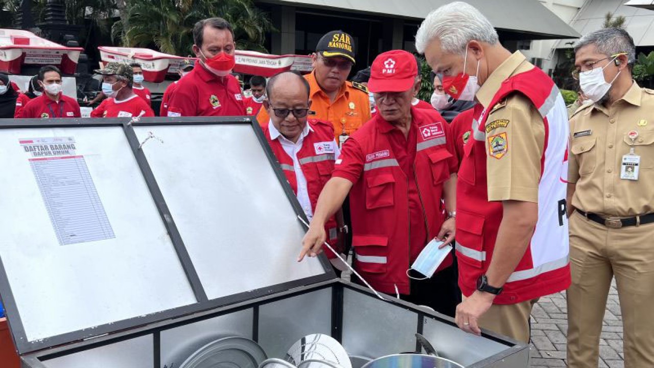 Gubernur Jawa Tengah Ganjar Pranowo mengecek bantuan untuk PMI Jateng. (ANTARA/Wisnu Adhi)