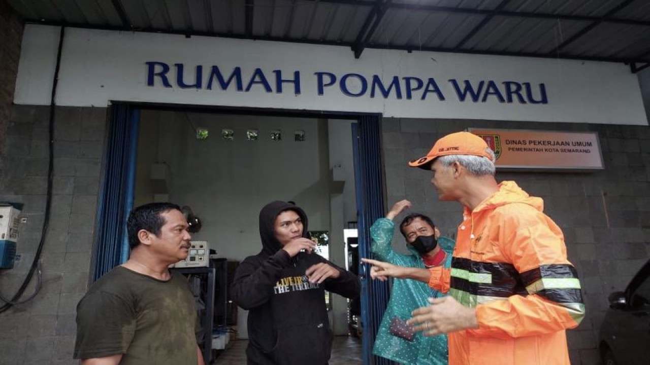 Gubernur Jawa Tengah Ganjar Pranowo saat mengecek Rumah Pompa Waru yang difungsikan untuk mengatasi banjir di Kota Semarang, Sabtu (31/12/2022). ANTARA/HO-Humas Pemprov Jateng