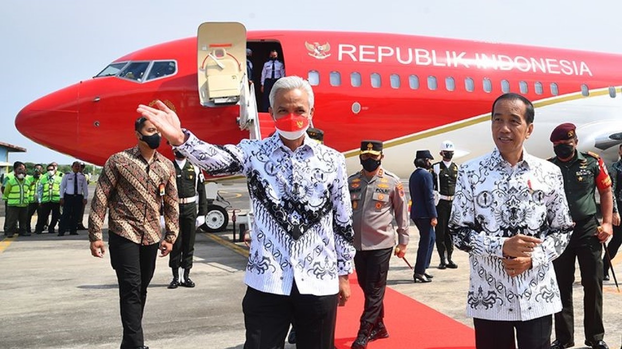 Presiden Joko Widodo disambut oleh Gubernur Jateng Ganjar Pranowo saat melakukan kunjungan kerja ke Provinsi Jawa Tengah, Sabtu (3/12/2022). ANTARA/HO-Biro Pers Setpres/Rusman/aa. (Handout Biro Pers Sekretariat Kepresidenan/Rusman)