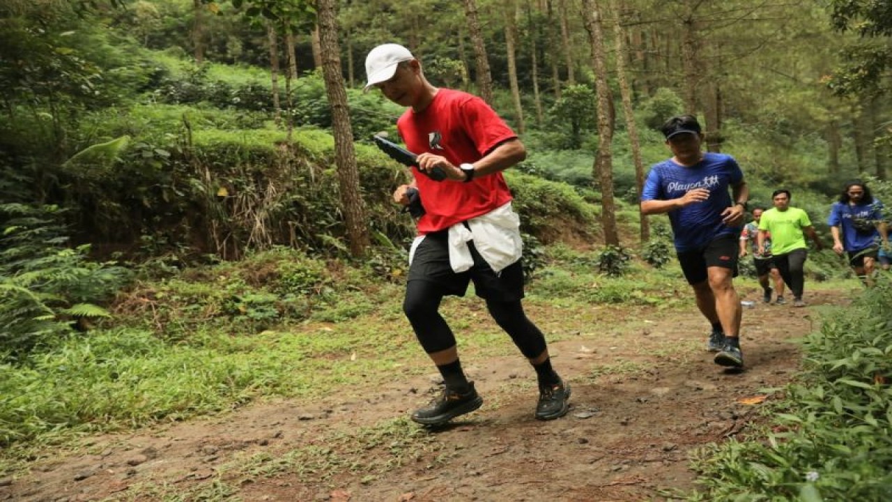 Gubernur Jawa Tengah Ganjar Pranowo mengikuti lomba lari Siksorogo Trail Run Utara 2022 di Kawasan Gunung Lawu, Desa Sikepan, Tawangmangu, Kabupaten Karanganyar, Minggu (4/12/2022). (ANTARA/HO-Humas Pemprov Jateng)