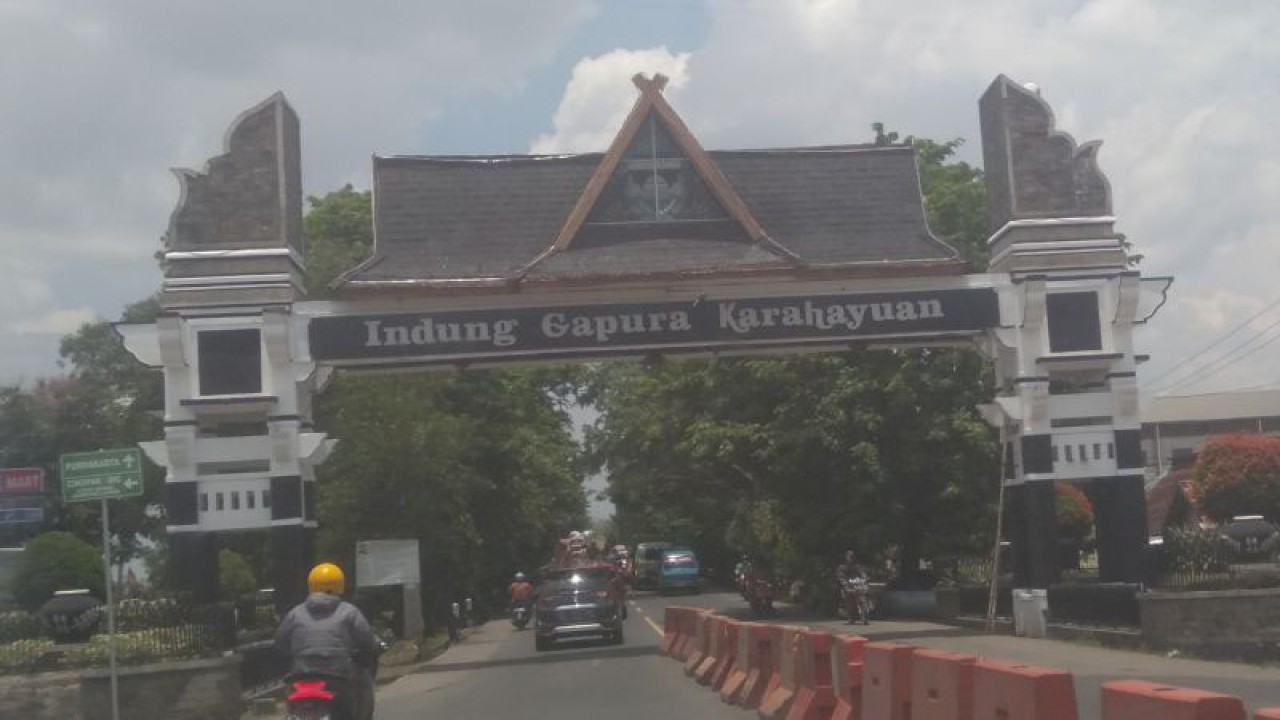 Ilustrasi - Gapura khas Kabupaten Purwakarta, Jabar. (FOTO ANTARA/Ali Khumaini/dok)