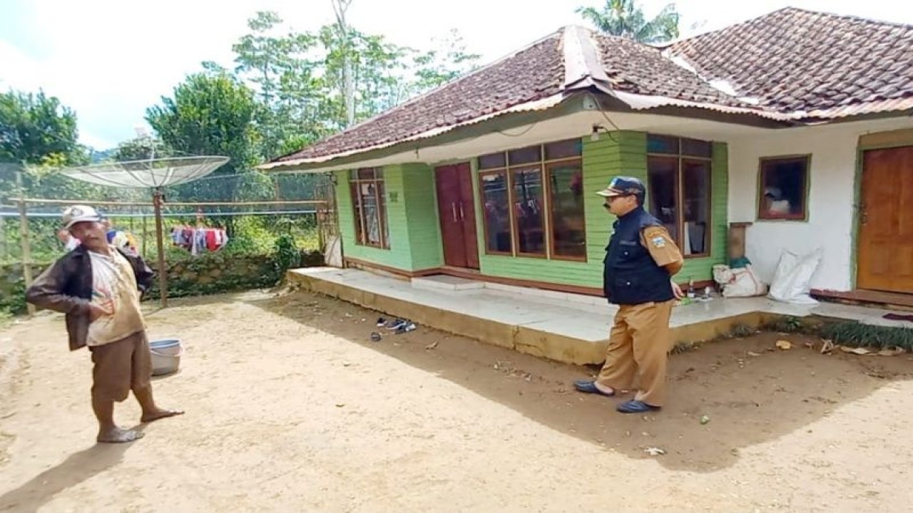 Aparatur pemerintah desa dan warga meninjau pemukiman rumah yang terdampak pergerakan tanah di Desa Pancasura, Kabupaten Garut, Jawa Barat beberapa waktu lalu. (ANTARA/HO-Desa Pancasura)