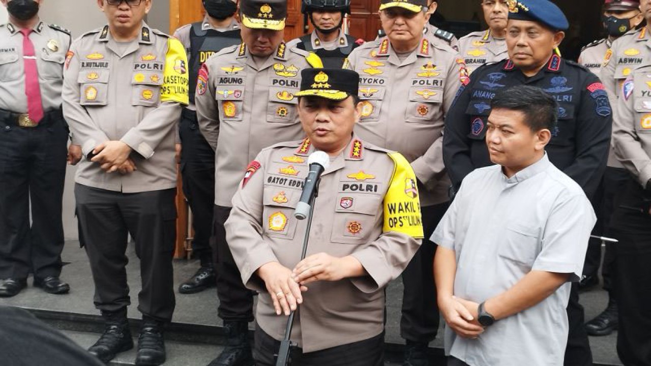 Wakapolri Komjen Pol Gatot Eddy Pramono menyampaikan keterangan pers usai meninjau Gereja Katedral Santo Petrus di Kota Bandung, Jawa Barat, Jumat (30/12/2022). (ANTARA/Bagus Ahmad Rizaldi)