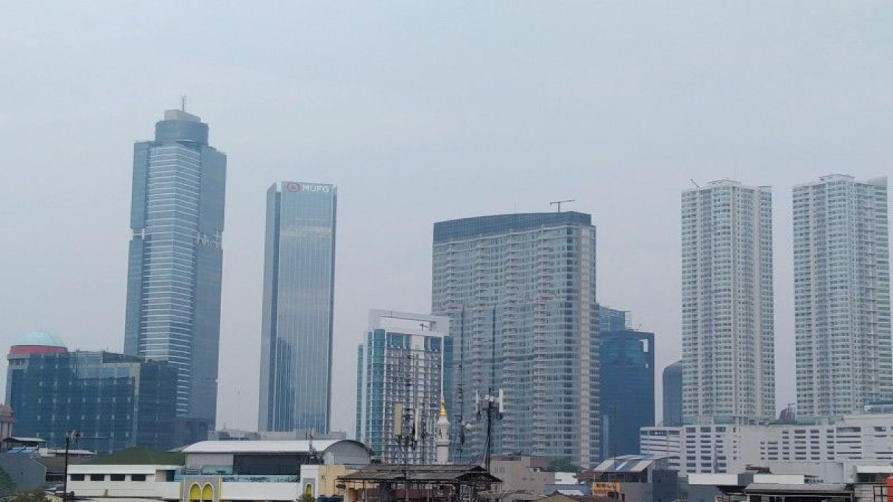 Kawasan permukiman padat penduduk dengan latar belakang gedung perkantoran di kawasan Setiabudi, Jakarta Selatan, Minggu (25/9/2022). ANTARA/Dewa Ketut Sudiarta Wiguna