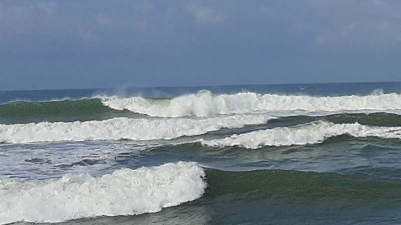 Arsip foto - Gelombang tinggi di perairan selatan Kabupaten Cilacap, Jawa Tengah. ANTARA/Sumarwoto