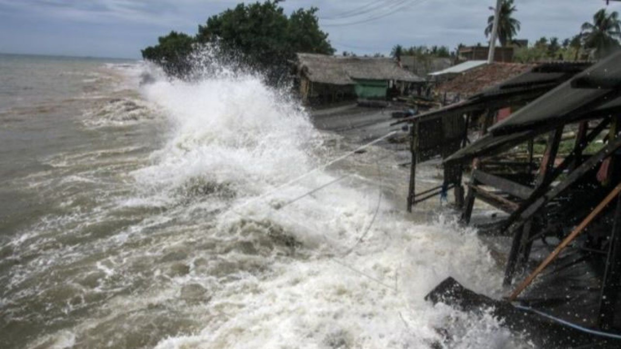 Ilustrasi -  Gelombang laut melewati batu pemecah ombak sehingga menghantam daratan pesisir pantai wisata Ujong Blang, Lhokseumawe, Aceh, Kamis (27/5/2020).  ANTARA FOTO/Rahmad.