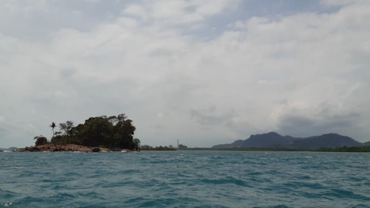 Gelombang laut cukup tinggi di Perairan Kawal, Kecamatan Gunung Kijang, Kabupaten Bintan, Kepulauan Riau. ANTARA/Nikolas Panama