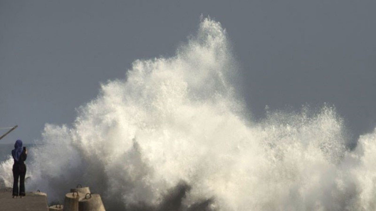 Arsip Foto. Wisatawan mengamati gelombang tinggi yang menghempas area pinggir Pantai Glagah di Kulonprogo, Daerah Istimewa Yogyakarta. (ANTARA /Andreas Fitri Atmoko)