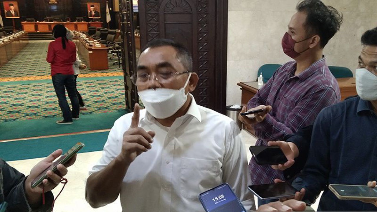 Arsip Foto - Anggota DPRD DKI Jakarta Gembong Warsono ketika diwawancarai awak media di Gedung DPRD DKI Jakarta, Selasa (11/1/2022). ANTARA/Dewa Ketut Sudiarta Wiguna/aa.