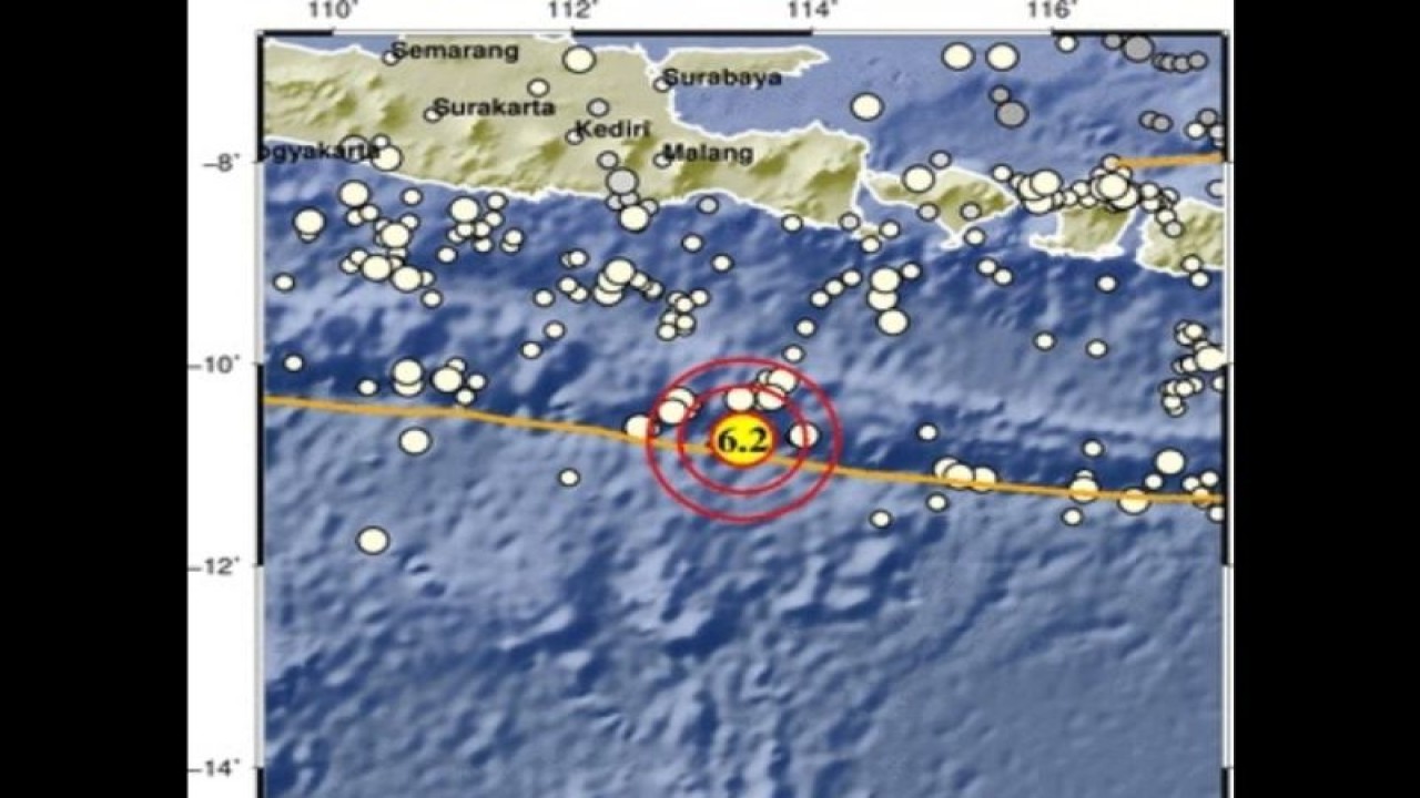 Tangkapan layar peta guncangan gempa magnitudo 6,2 yang berlokasi di laut pada jarak 223 kilometer arah selatan Kota Jember, Jawa Timur pada kedalaman 10 km, pukul 13.07.48 WIB, Selasa (6/12/2022). (ANTARA/HO-BMKG)