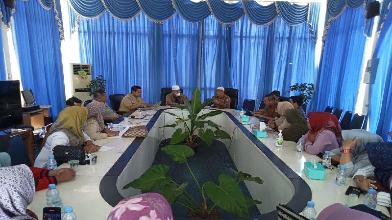 Korban gempa dari Pinaga dan Kajai Kecamatan Talamau Kabupaten Pasaman Barat saat mengadukan nasib mereka ke bupati karena tidak masuk dalam data bantuan, Senin (19/12/2022). ANTARA/HO-Dokumentasi pribadi