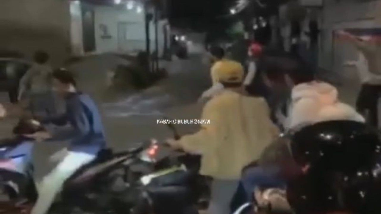 Rekaman aksi gangster di wilayah Pasar Rebo, Jakarta, Minggu (4/12/2022). ANTARA/HO-Dokumentasi Warga