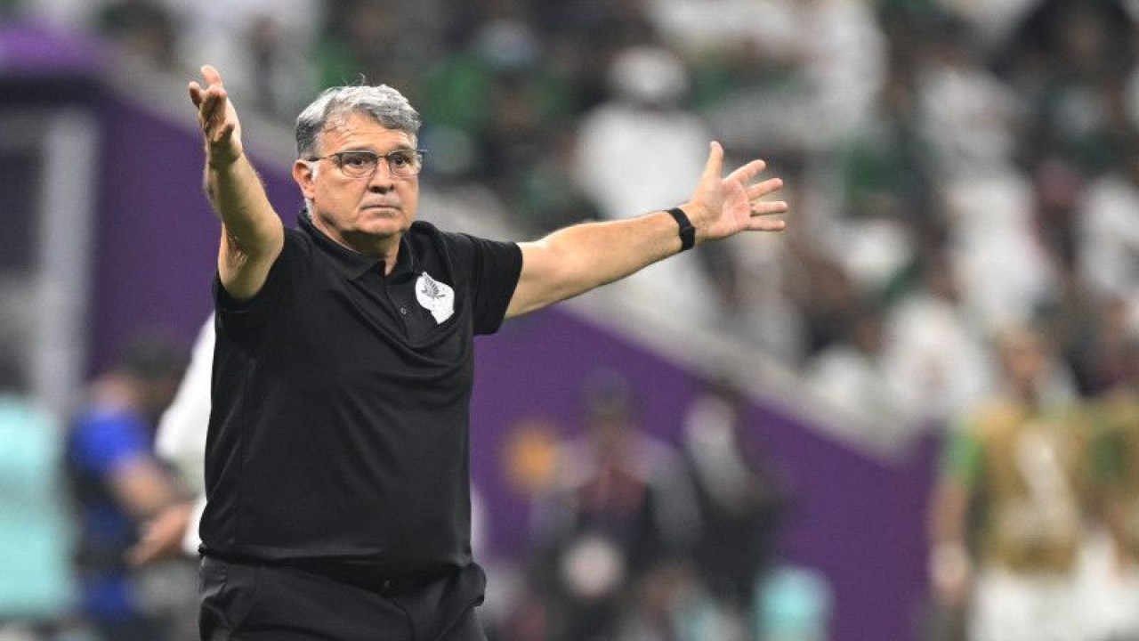 Pelatih timnas Meksiko Gerardo Martino saat pertandingan Piala Dunia Qatar 2022 Grup C antara timnya melawan Arab Saudi di Lusail Stadium , utara Doha 30 November 2022 (ANTARA/AFP/ALFREDO ESTRELLA)