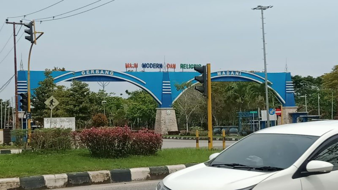 Gerbang Madani Kabupaten Penajam Paser Utara (ANTARA/Novi Abdi-Bagus Purwa)