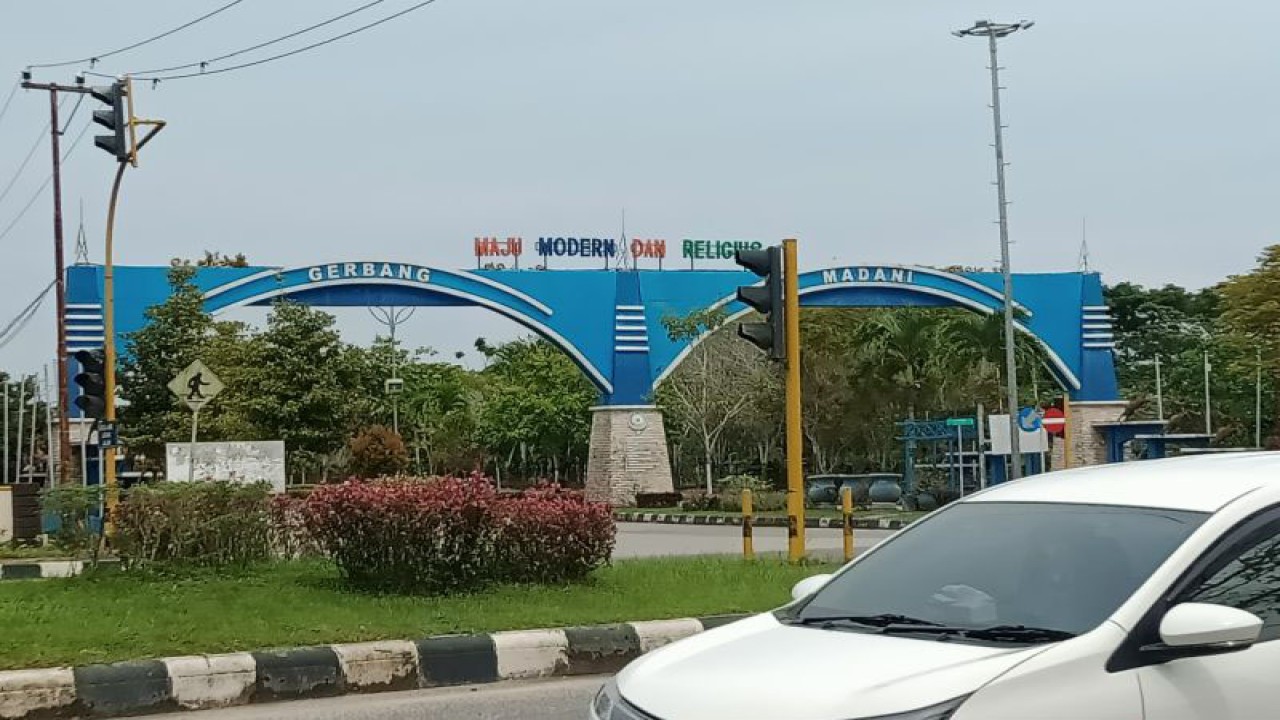 Gerbang Madani Kabupaten Penajam Paser Utara (ANTARA/Novi Abdi-Bagus Purwa)