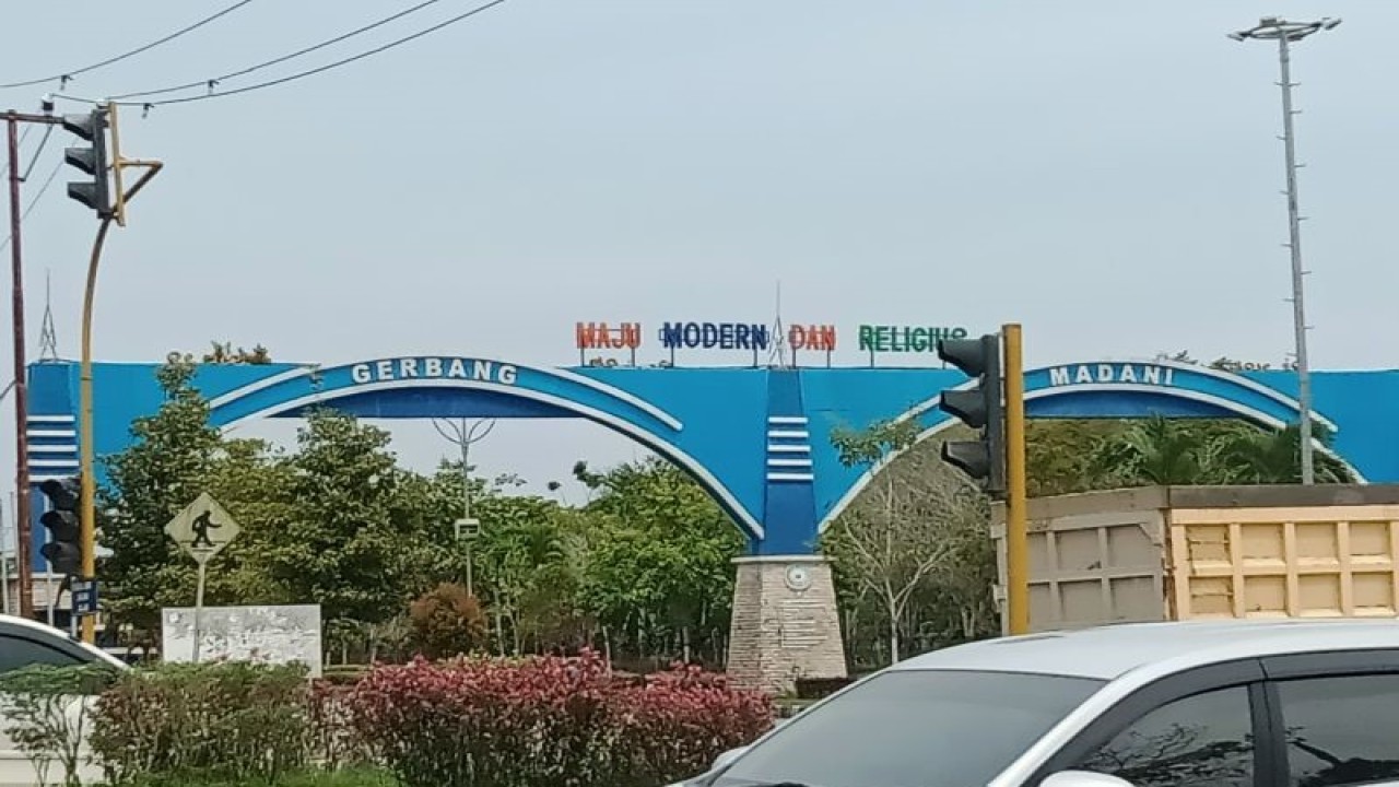 Gerbang Madani Kabupaten Penajam Paser Utara (ANTARA/Novi Abdi-Bagus Purwa)