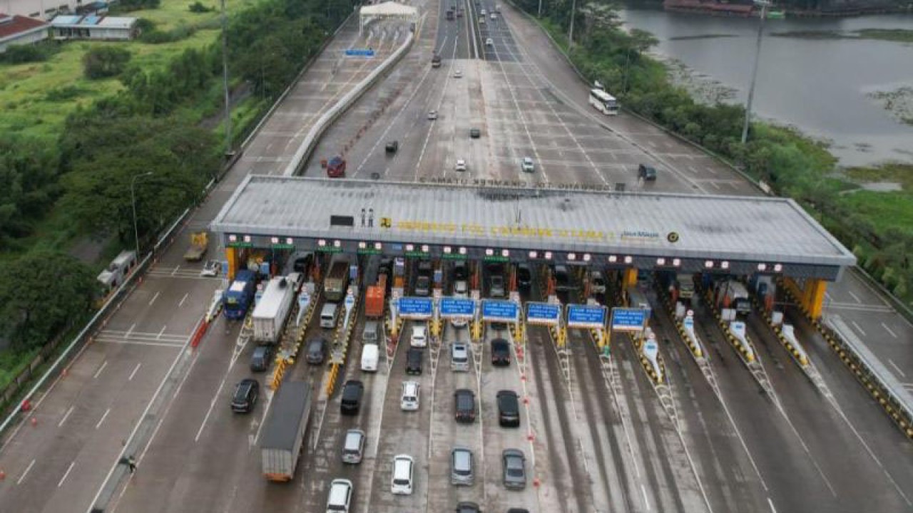Kondisi lalu lintas kendaraan yang melintasi Gerbang Tol Cikampek Utama menuju arah timur menjelang malam pergantian tahun. (ANTARA/HO-Jasa Marga).