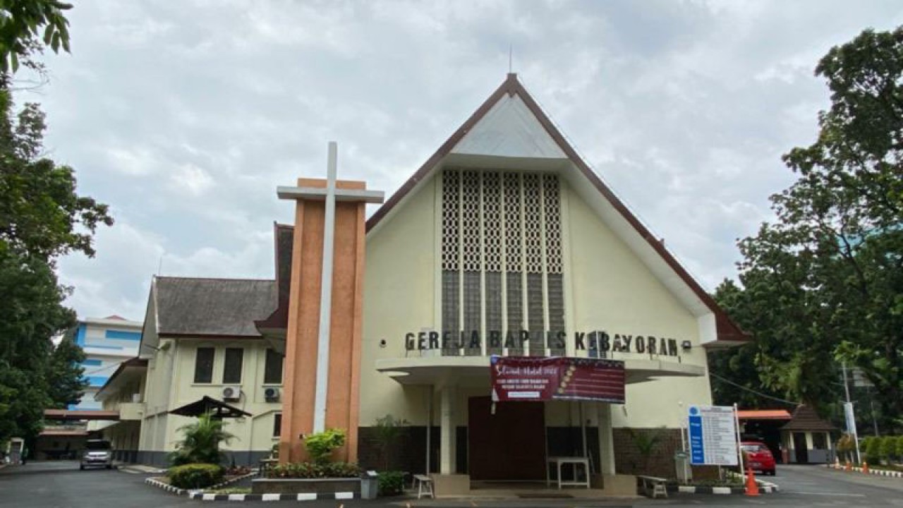 Pemandangan tampak depan Gereja Baptis Indonesia Kebayoran yang menyelenggarakan vaksin gratis, Jakarta, Jumat (23/12/2022). ANTARA/Luthfia Miranda Putri