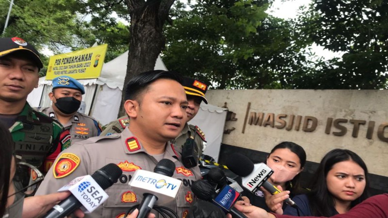 Kapolsek Sawah Besar AKP Patar Mula Bona ditemui di Gereja Katedral Jakarta, Sabtu (24/12/2022). (FOTO ANTARA/Devi Nindy)