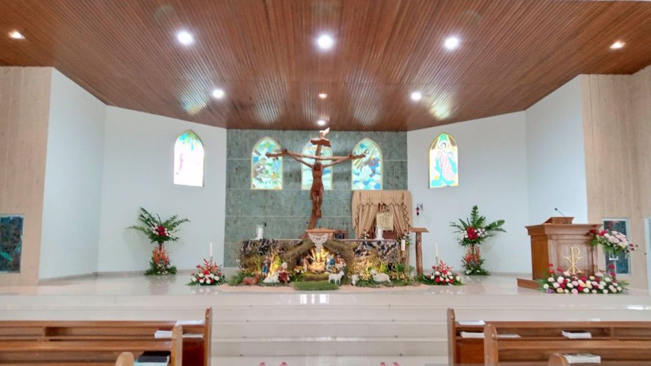 persiapan Natal di Gereja Regina Pacis Tanjung Pandan, Belitung (ANTARA/Kasmono)