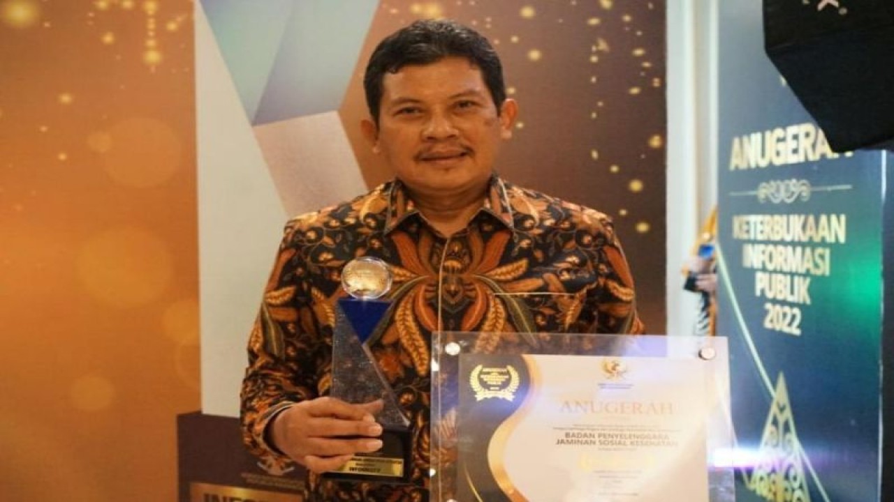 Direktur Utama BPJS Kesehatan Ghufron Mukti berpose dengan piala penghargaan Badan Publik Informatif dari Komisi Informasi Pusat RI di Jakarta, Rabu (14/12/2022). (ANTARA/HO-BPJS Kesehatan).