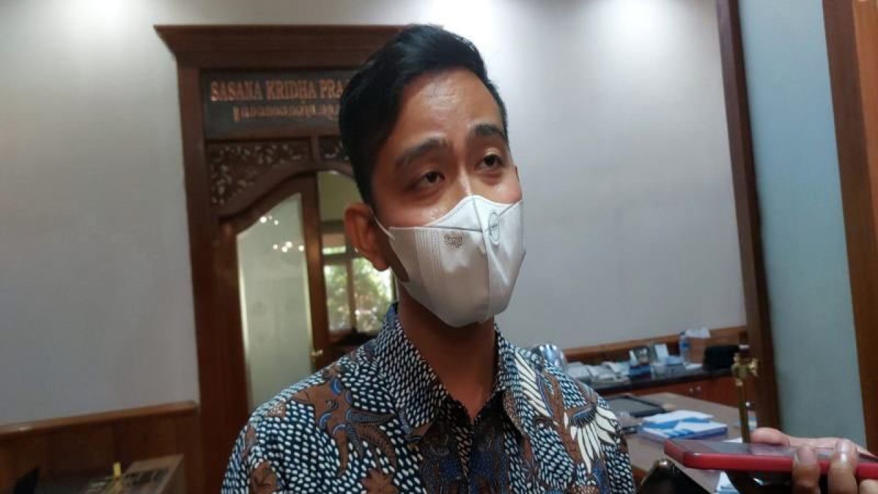 Wali Kota Surakarta Gibran Rakabuming Raka memberikan keterangan menyambut tahun baru di Surakarta, Kamis (15/12/2022). ANTARA/Bambang Dwi Marwoto.