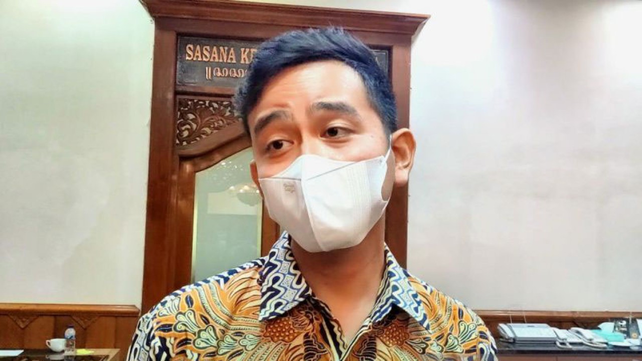 Wali Kota Surakarta Gibran Rakabuming memberikan keterangan kepada wartawan di Solo, Jateng, Kamis (22/12/2022). FOTO ANTARA/Aris Wasita